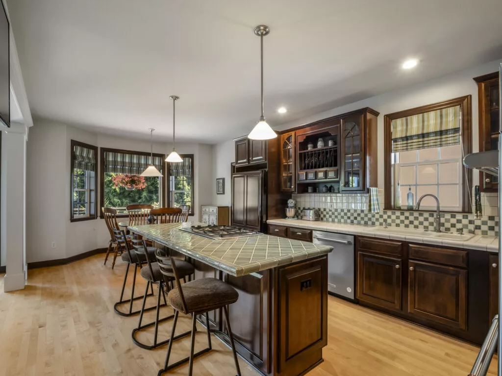 An interior photo of the open concept kitchen of a high-end house that was listed by the Cascade Property Advisers.